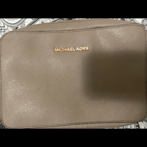 Preowned Michael Kors Purse in mint Condition - Picture 6 of 9
